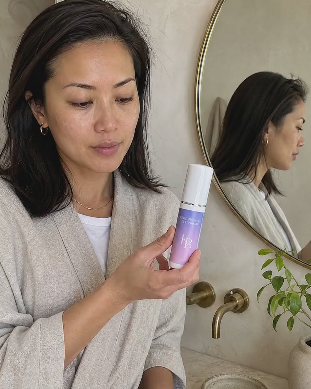 Load video: Steph applies the Kaloneo Beauty Rejuvenating Eye Cream as part of her morning routine